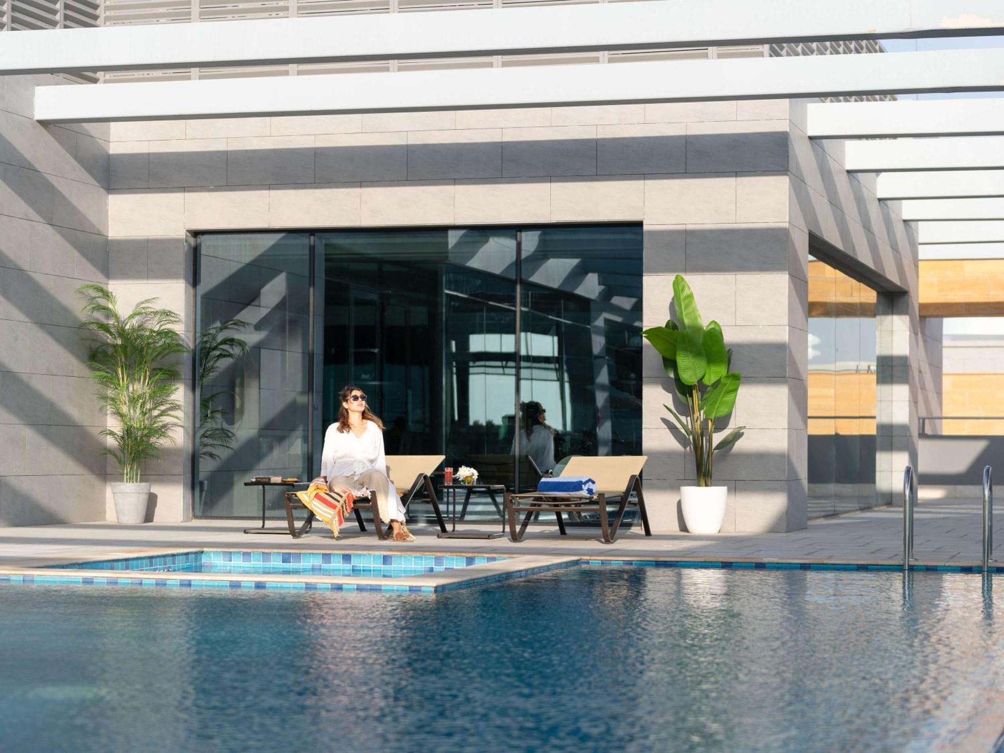 Swissotel Living Джедда Экстерьер фото The swimming pool at the hotel