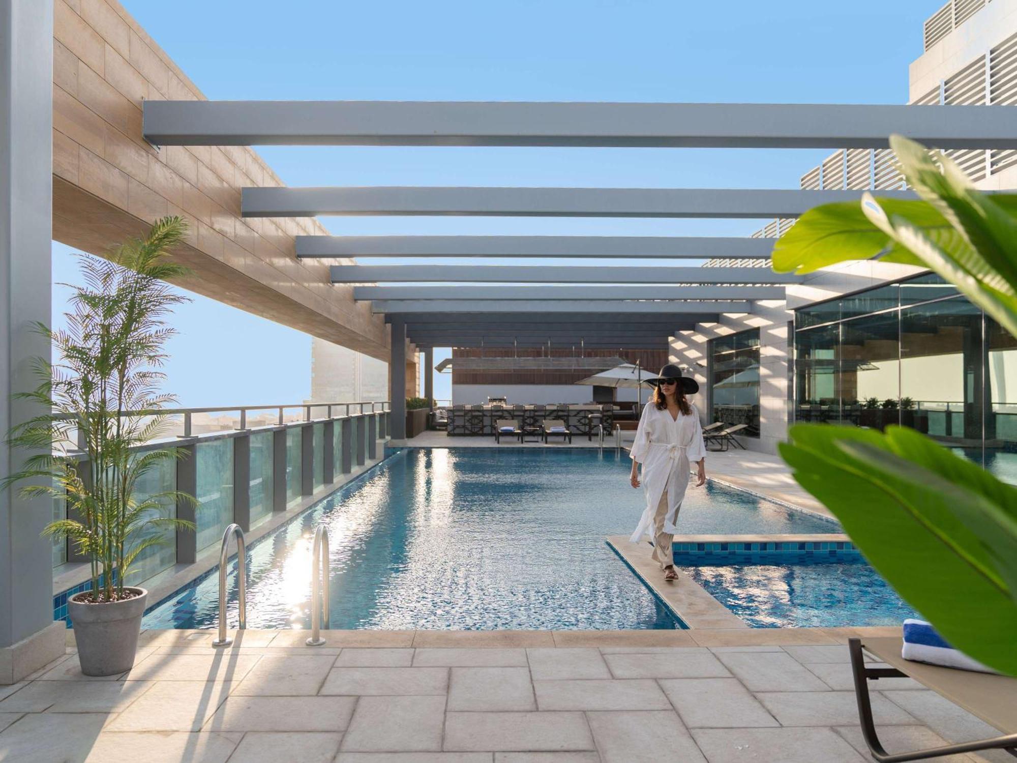 Swissotel Living Джедда Экстерьер фото The swimming pool at the hotel