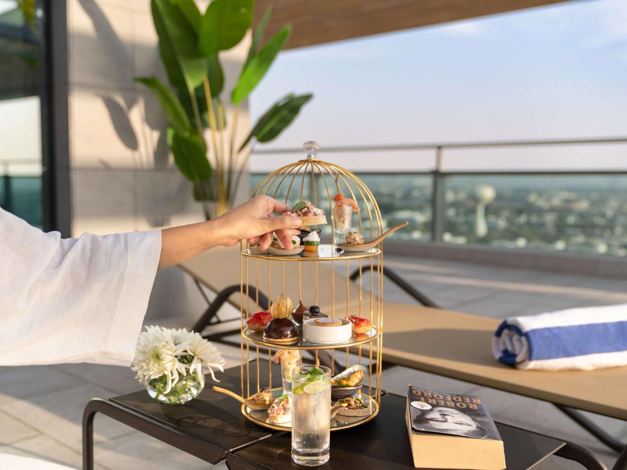 Swissotel Living Джедда Экстерьер фото Afternoon tea at the pool deck