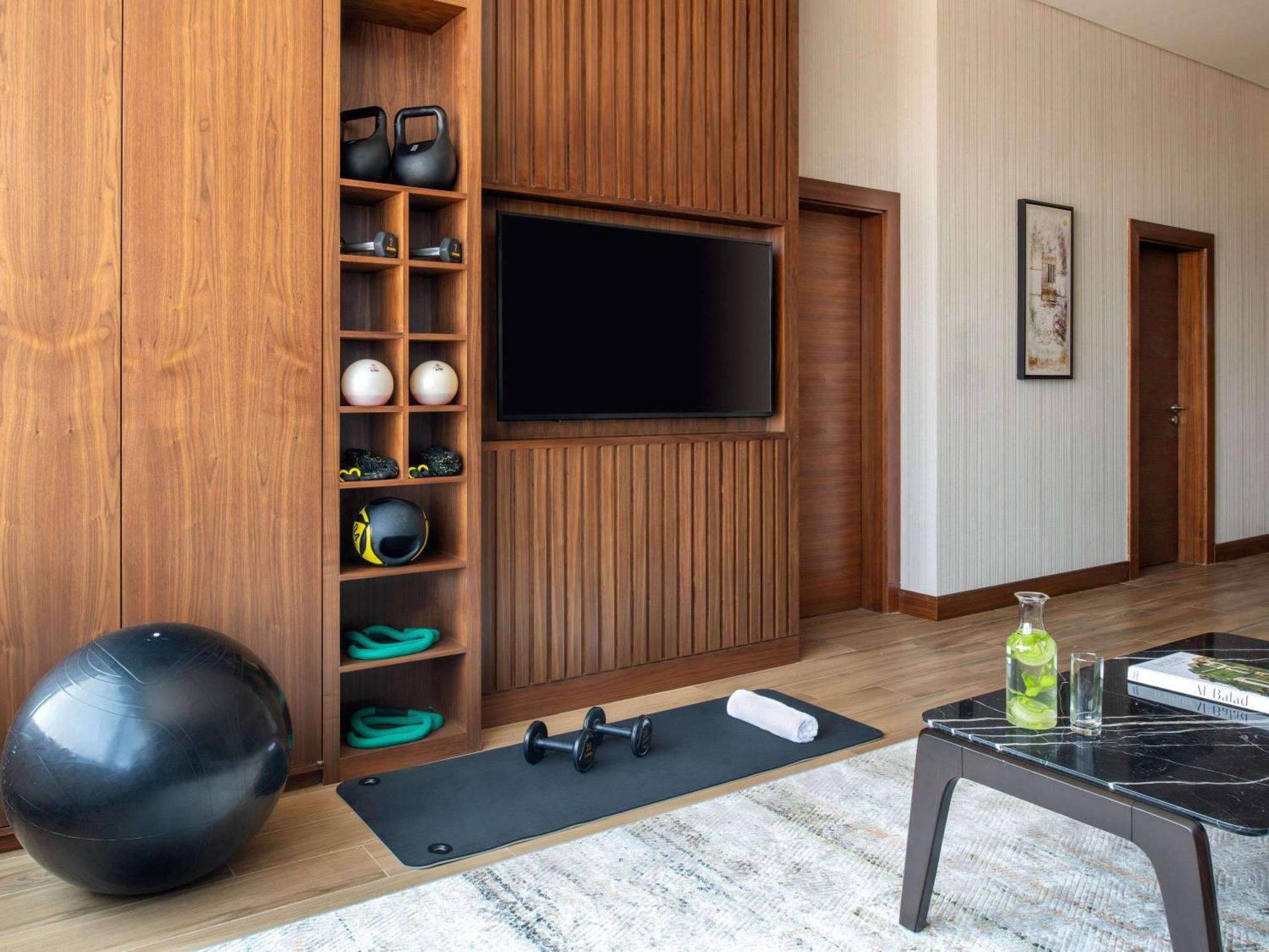 Swissotel Living Джедда Экстерьер фото The gym at the 100 Queen's Gate
